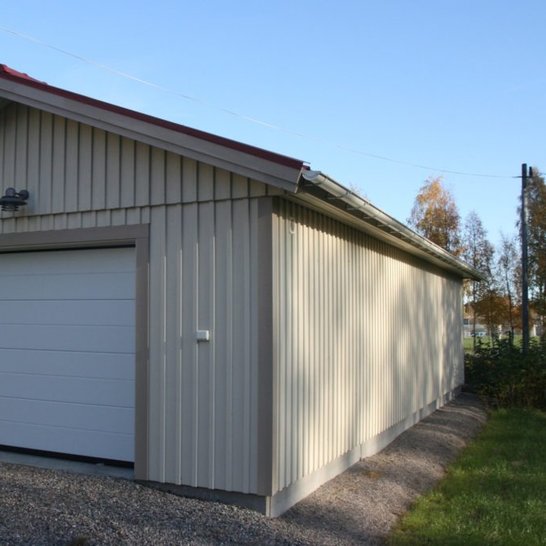 Enkelgarage med stilren port