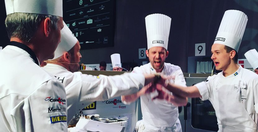 Nu kör vi! Sekunderna innan startskottet samlades coach Jonas Lundgren, president Henrik Norström, Alexander Sjögren och commis Hampus Risberg. 