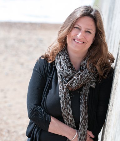 Elly Griffiths om pseudonymen: ”Mitt riktiga namn låter för påhittat”