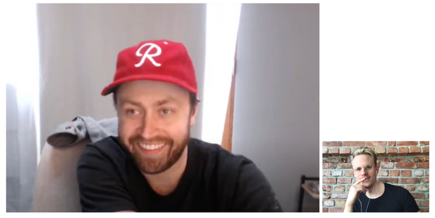 Et ganske pikslete bilde av at Alex Morris, Strategy Director i AnalogueFolk NY snakker med Mats Michael Olsen, kreativ leder i Spoon.