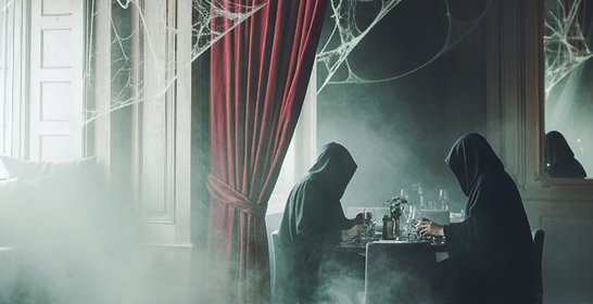 Halloween checkar in på Strawberrys hotell