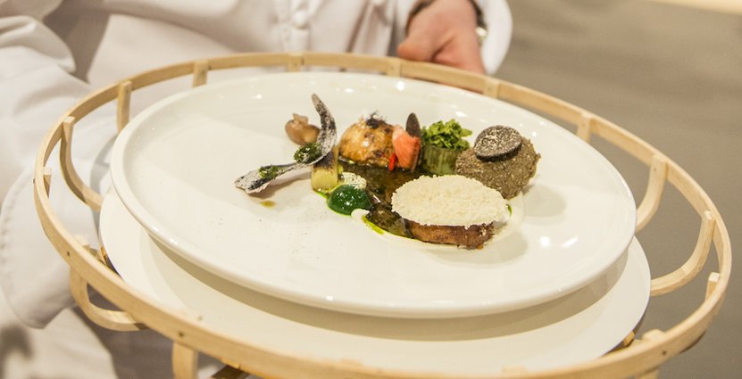 Den svenska veganrätten: Krispig potatis med svart tryfel, dill och vinäger; crème och krisp av jordärtskocka med picklad svamp; bräserad purjolök, sotad vit morot och enbärskryddad björknäver; kronärtskocka med rostade hasselnötter och duxelle på skogssvamp 