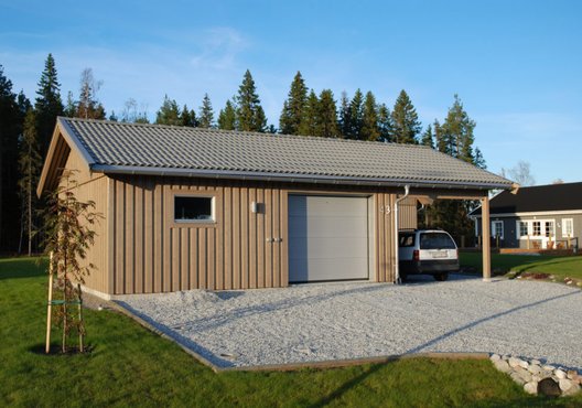 Simple but effective garage with right carport