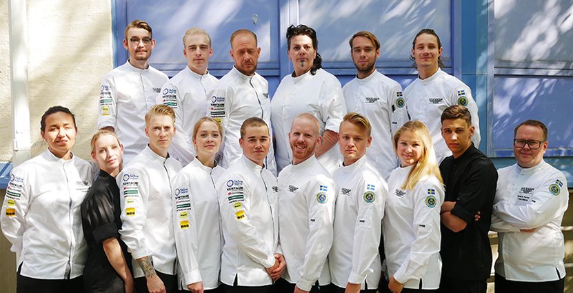 Från övre vänster: Max Thörnvall (Bar Nombre), Tim Waage (Restaurang Portal), Fredrik Sundström (Clarion Hotel Amaranten), Liv Sandberg (Liv Sandberg Cake Art), Jesper Tolonen (Skäret Krog) och Christian Siberg (Swedish Taste/Punk Royal). Nedre från vänster: Natasa Jansson (Au Claves – team coach), Jessica Pettersson (Restaurang Bella – elev), Niklas Ekholm (Hufvudsta Gård), Josefin Svensson (Haga Tårtcompani), Hampus Fors (28+), Magnus Wallin (Högberga Gård), Adam Nilsson (Melanders Brasserie), Johanna Rampitsch (Högberga Gård), Nikita Patapenka (Sågbäcksgymnasiet – elev) och Fredrik Persson (lagledare). 