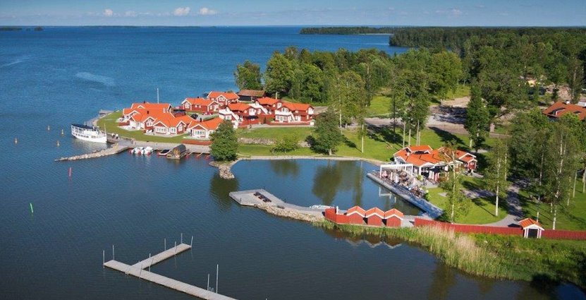 Vid Hjälmaren har Katrinelund Gästgiveri och sjökrog vuxit fram. 