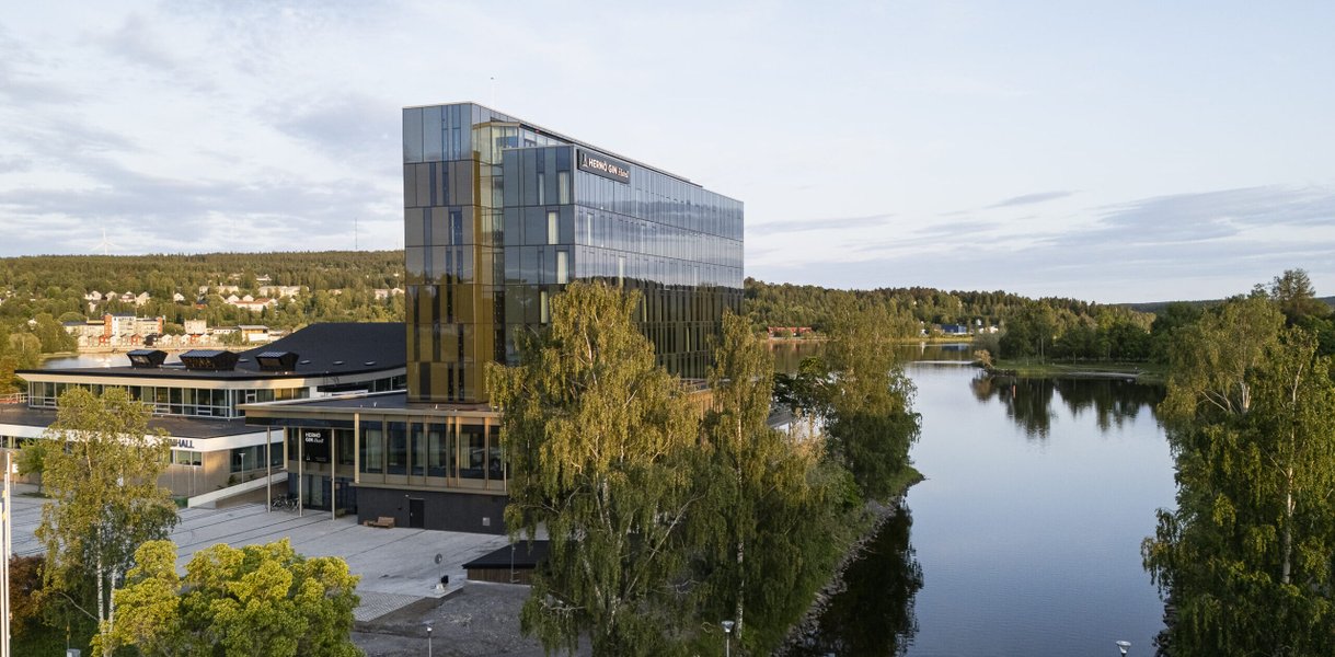 Hotellets entr&eacute;, fasad och S&ouml;dra sundet