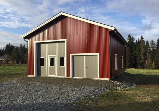 Mindre maskinhall med plåtfasad