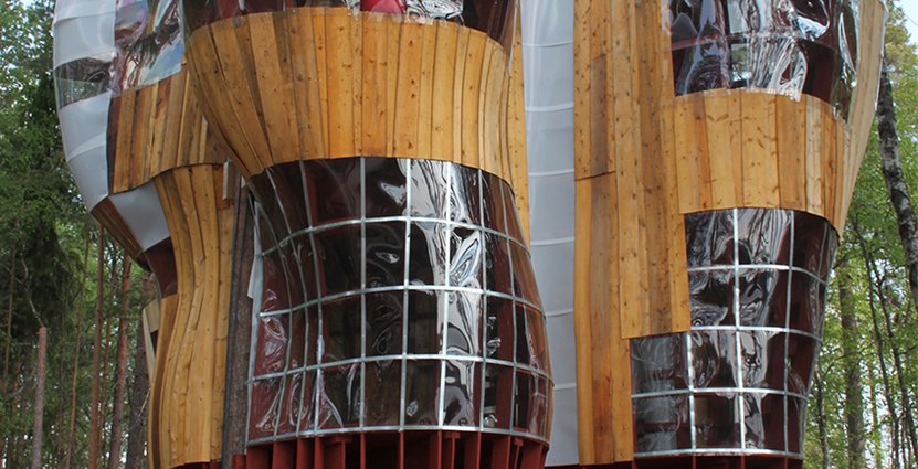  20 maj börjar de första delarna av det nya trädhuset att hissas upp – för hand. 