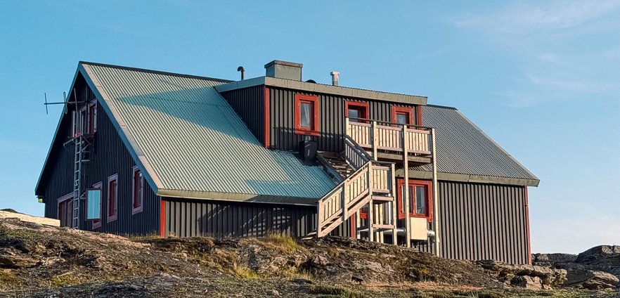 L&aring;ktatj&aring;kko fj&auml;llstation en solig sommardag