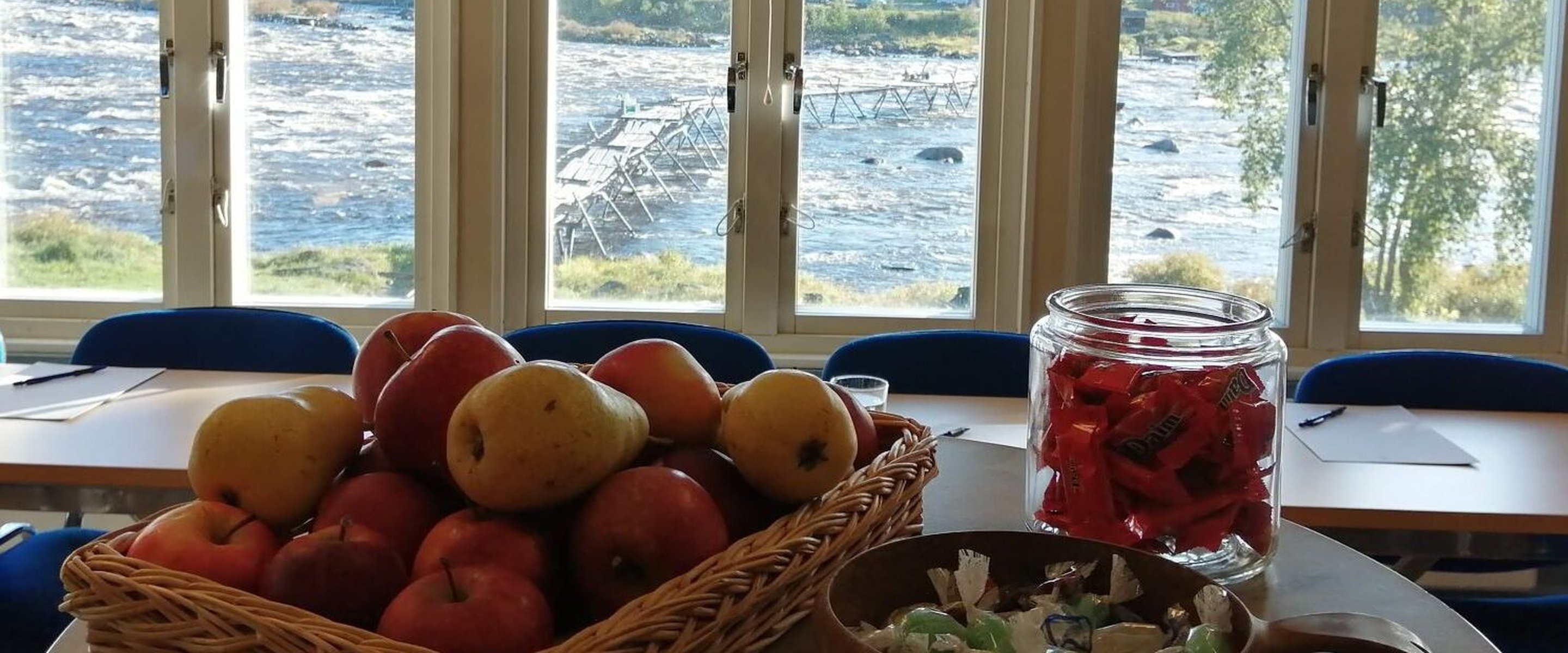 Konferens rum med utsikt till älven och Finland