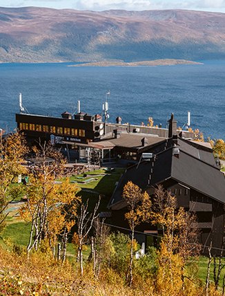 Hotell fj&auml;llet sedd fr&aring;n backen upp mot golfbanan en solig h&ouml;stdag