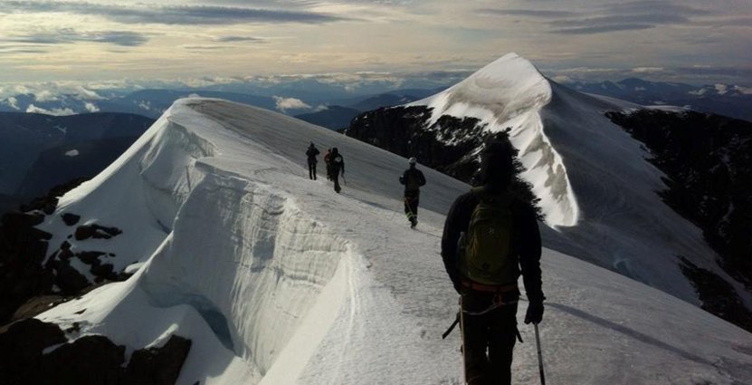 Kebnekaises topp i midnattssol. Hit väntas 10 000 personer bestiga berget i år – och det är nytt rekord. Foto: Thomas Winnberg 