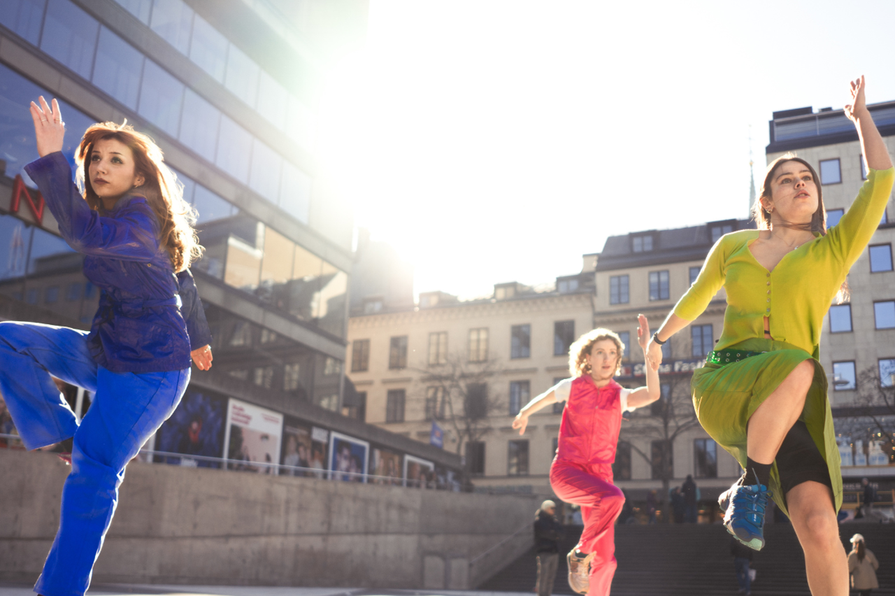 Bild på gruppen Dansbandet som dansar på Sergels Torg.