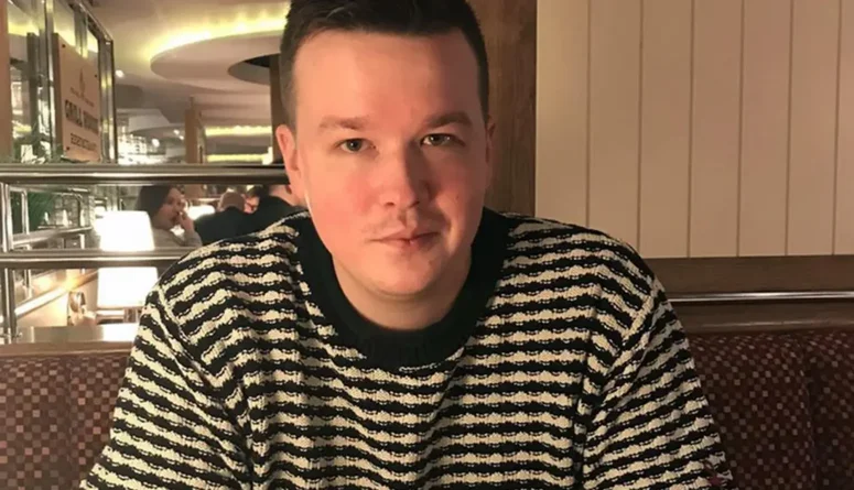Sami Kieksi istuu ruudullisessa paidassa kahvilassa.