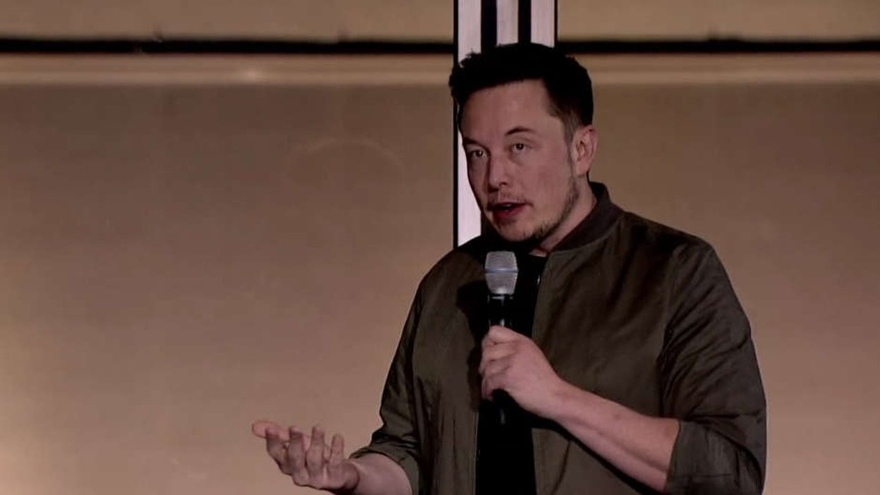Teslas vd Elon Musk i samband med invigningen av Gigafactory i slutet av juli.
