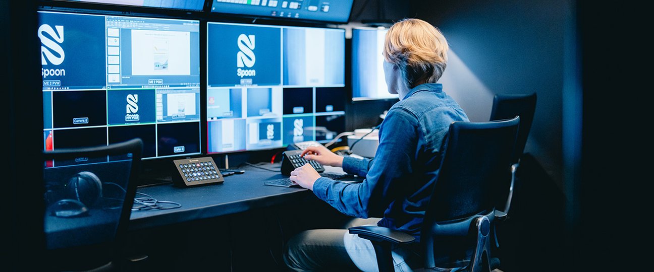 Videoprodusent Didrik jobber i klipperommet i studio, et teknisk rom med mange skjermer.