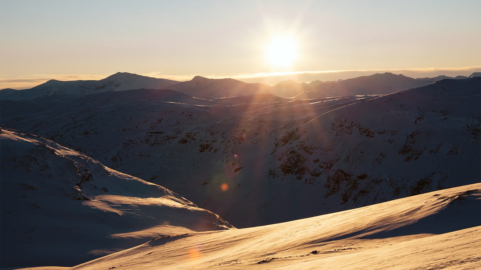 solnedg&aring;ng under v&aring;rvintern uppe p&aring; fj&auml;llet