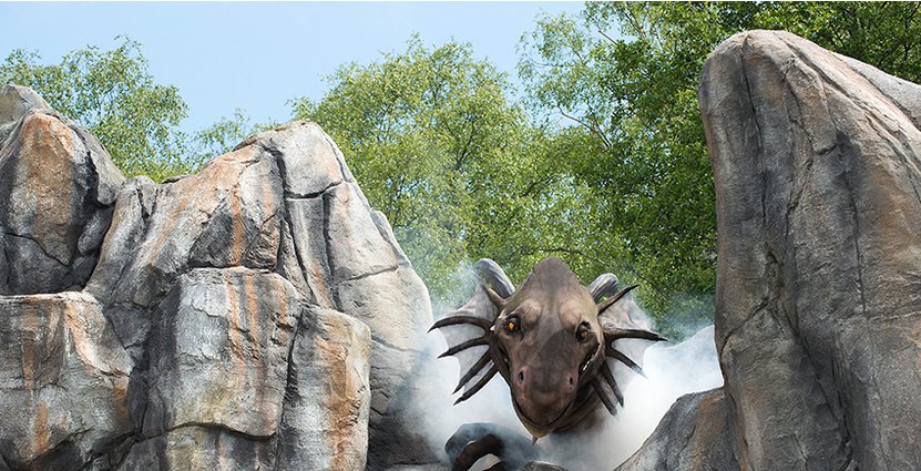 Inför filminspelningen av Bröderna Lejonhjärta tillverkades en fyra meter hög modell av draken Katla som rymde tre personer. Nu har Astrid Lindgrens Världs sin egen. 