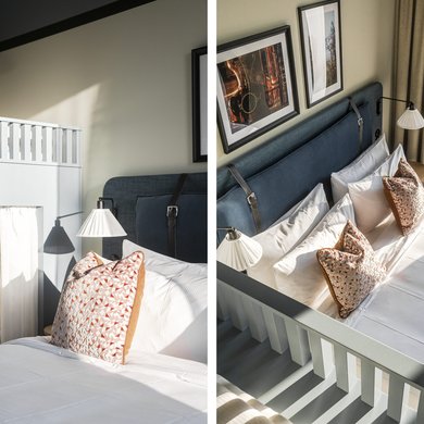 Överblick på ett familjerum med dubbelsäng och våningssäng