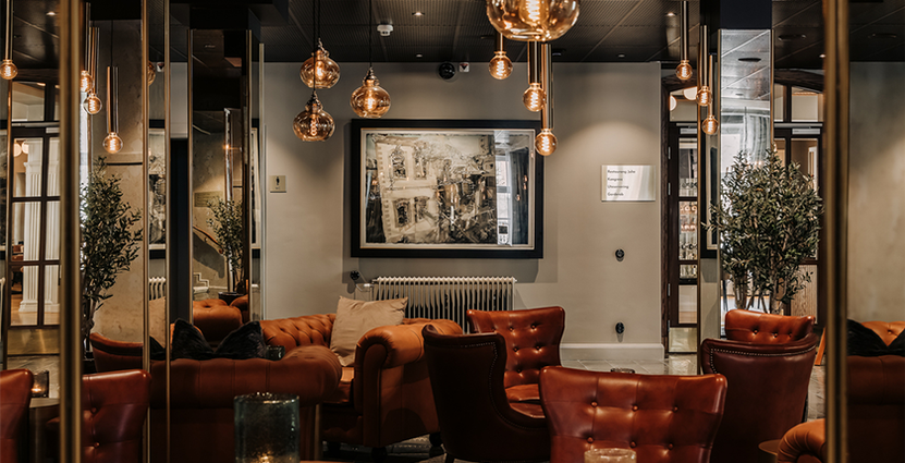 Skara Stadshotell – en mix av chict boutiquehotell och klassiskt stadshotell – bjuder på ett nytt sommarkoncept och konst av Lars Lerin. Foto: Pressbild