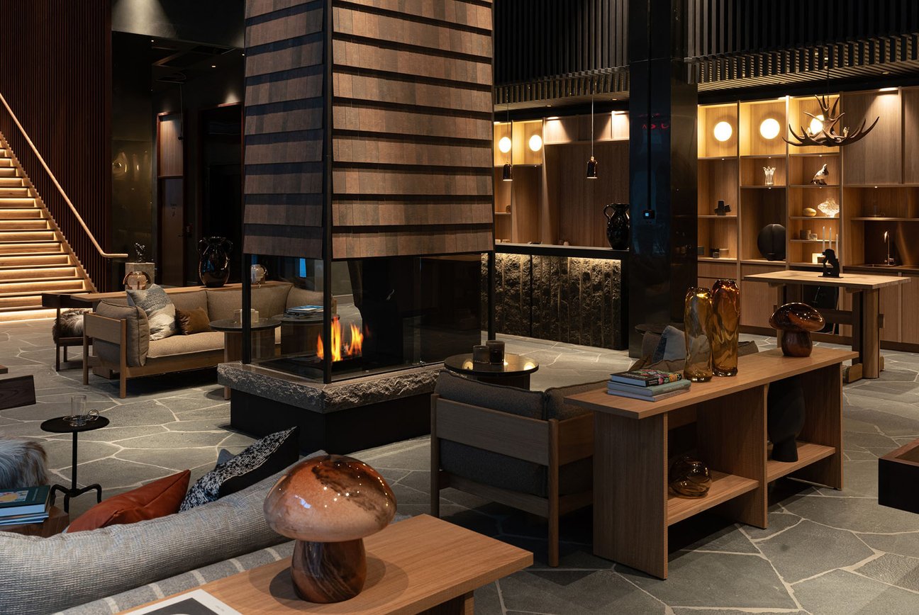 Lobbyn med eldstad och reception på Elite Hotel Frost i Kiruna