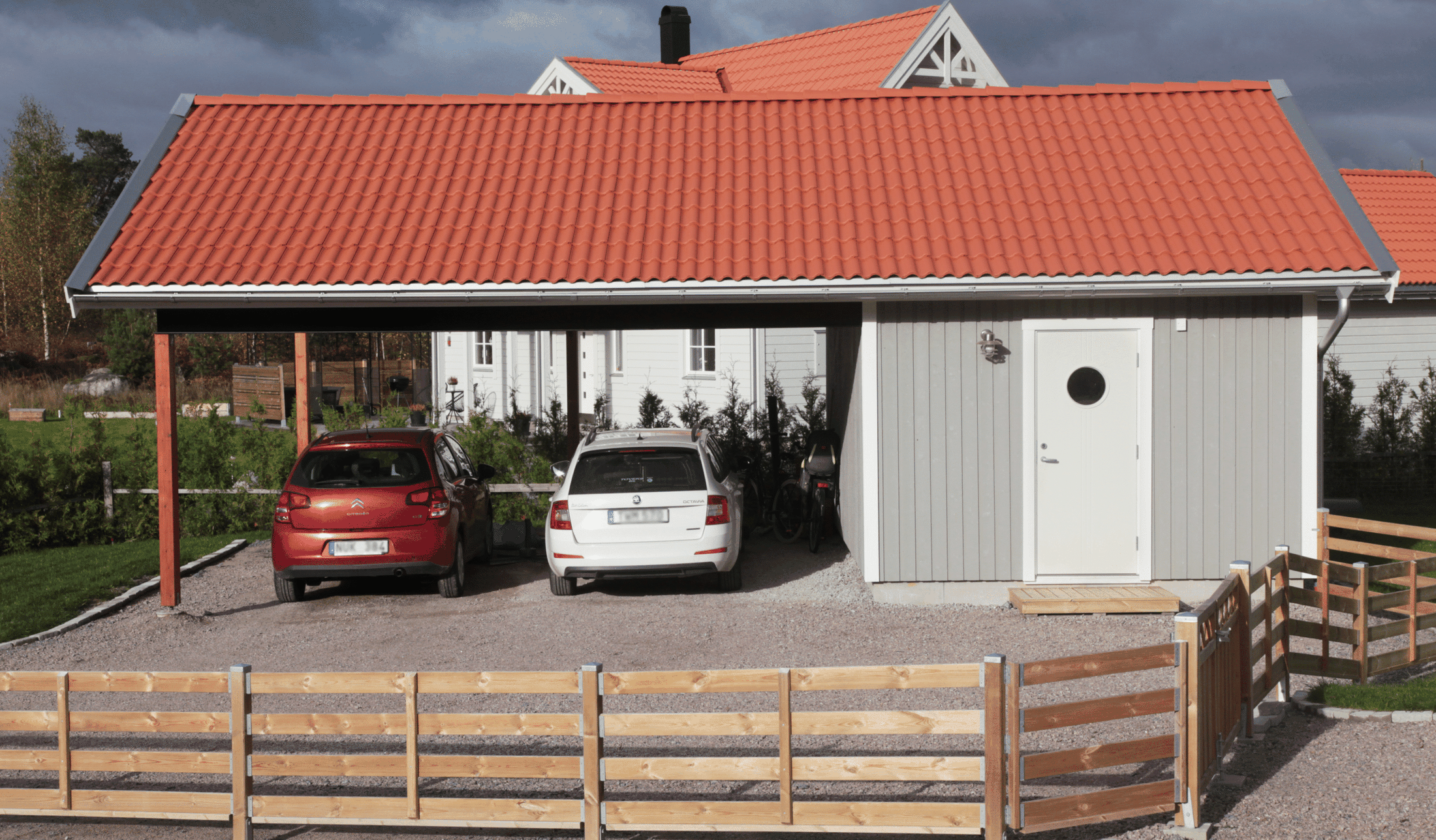 Dubbel carport med förråd