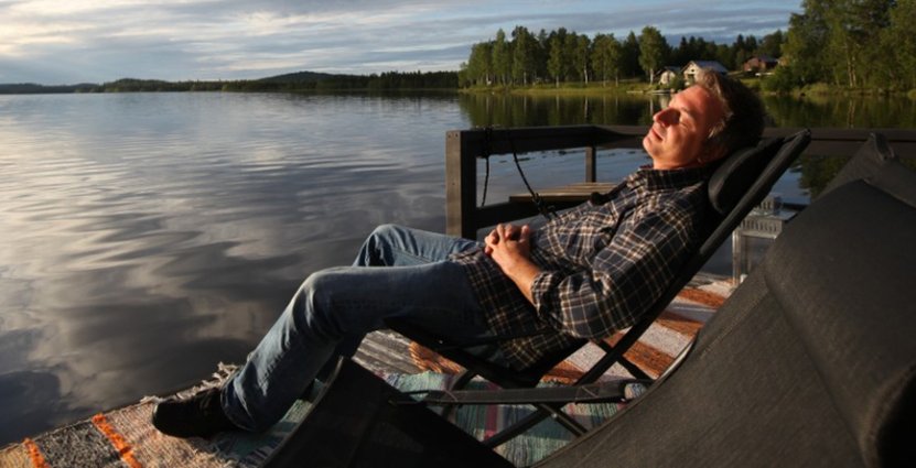 En solgassande Tareq Taylor från tidigare avsnitt ur säsong 2 som nu visas på tv. 