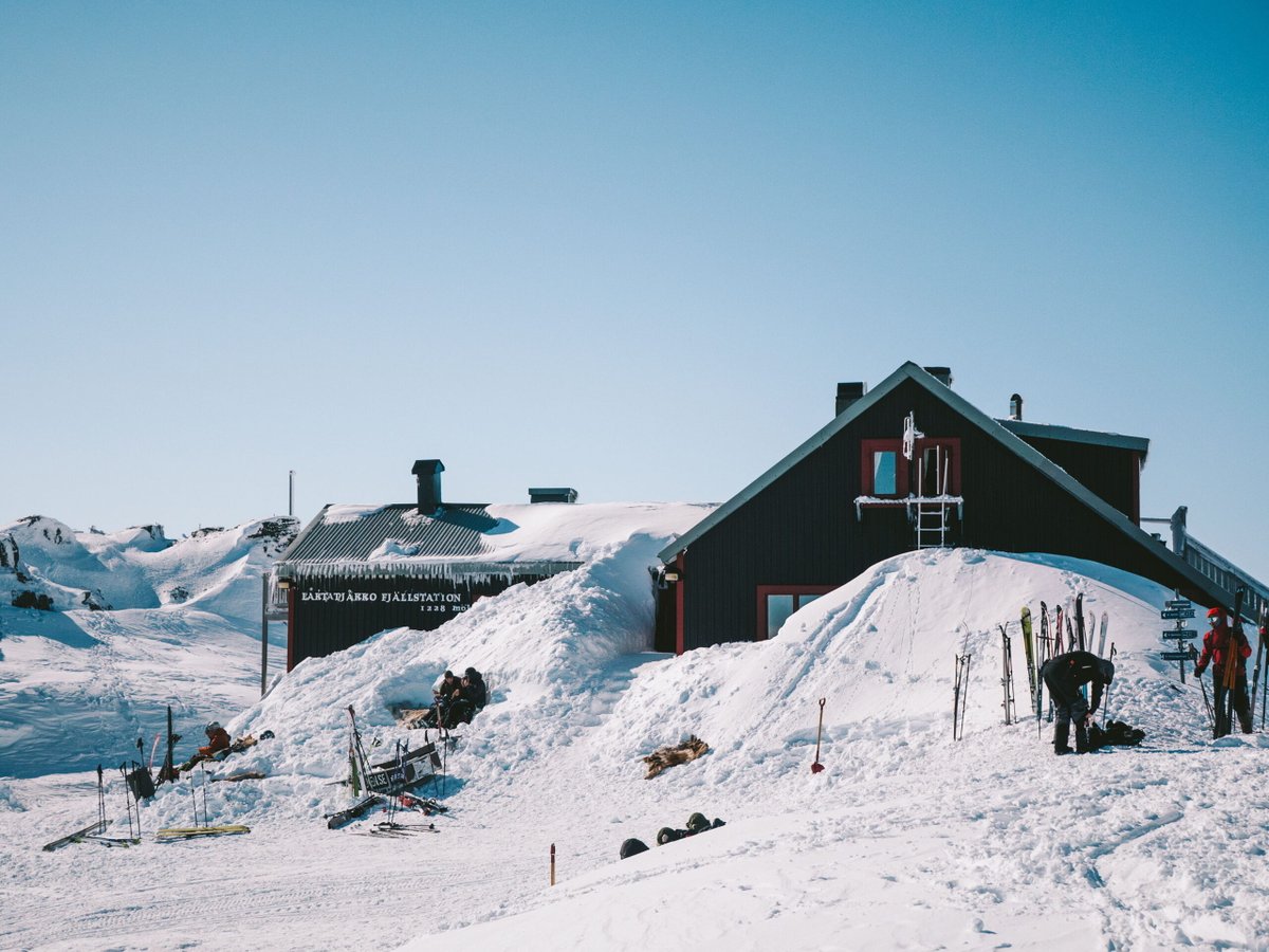 L&aring;ktatj&aring;kko fj&auml;llstation en solig dag