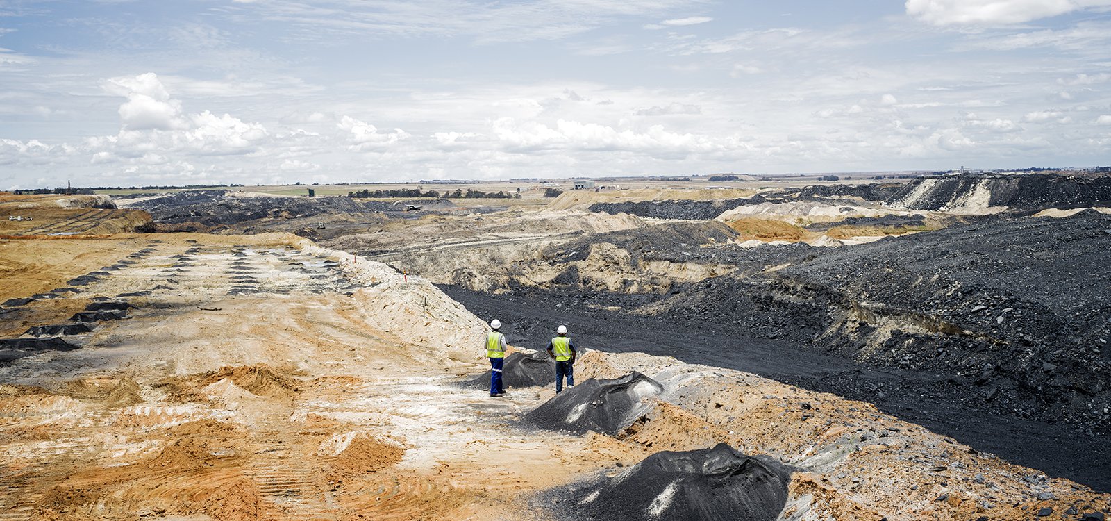 Mafube煤矿采用滚动推进技术。截割作业时，将覆盖层推到前一次截割区，这种方式可对采空区进行连续修复，一个中等规模的卡车和铲车车队便可以完成挖掘作业。
