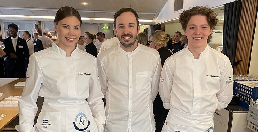Ellen och Leon tillsammans med Jonas Lagerström som coachade laget till en medaljplats. 