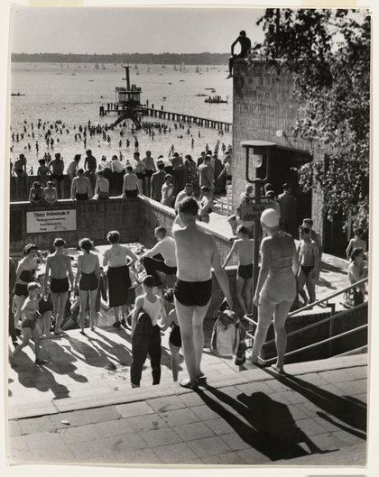 Elsa Thiemann, Berlin, die große Treppe im Freibad Wannsee, 1950er-Jahre, Bauhaus-Archiv Berlin.