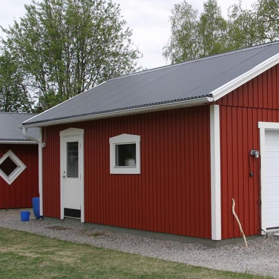 Rött enkelgarage