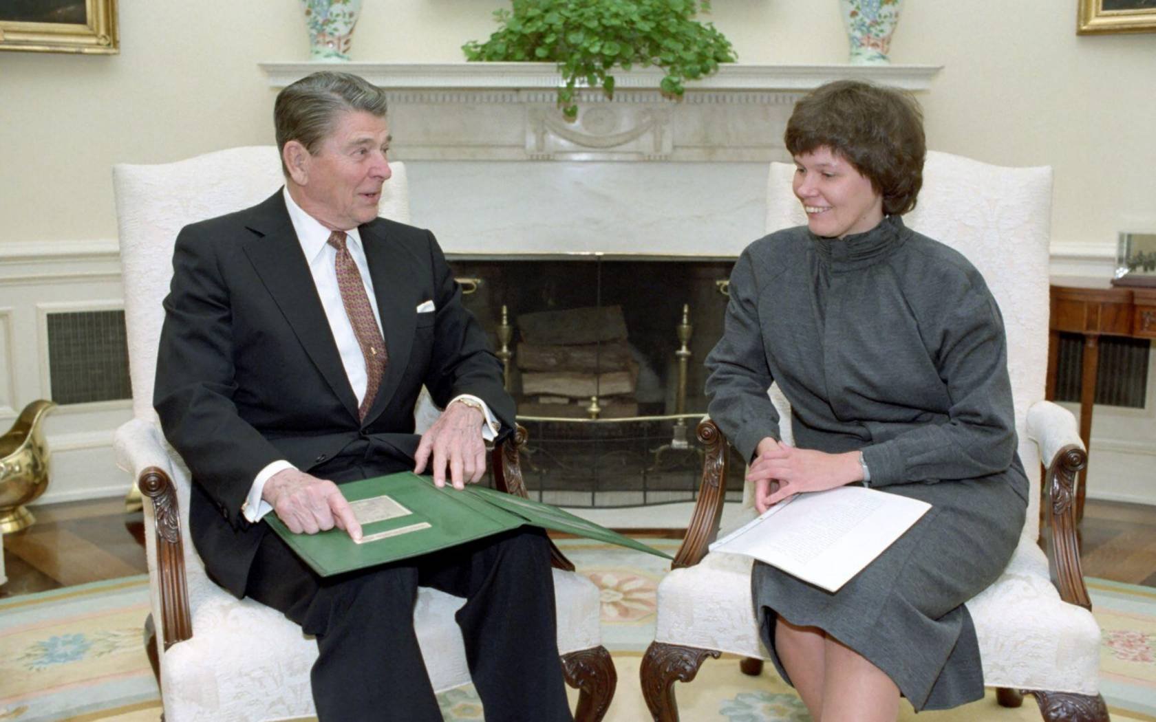 Ronald Reagan with Irina Ratushinskaya.