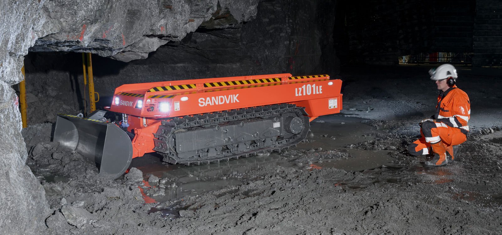 <p>Sandvik LZ101LE d оснащен системой дистанционного управления, которая позволяет операторам работать вдали от опасных участков шахты, не имеющих крепи.</p>
