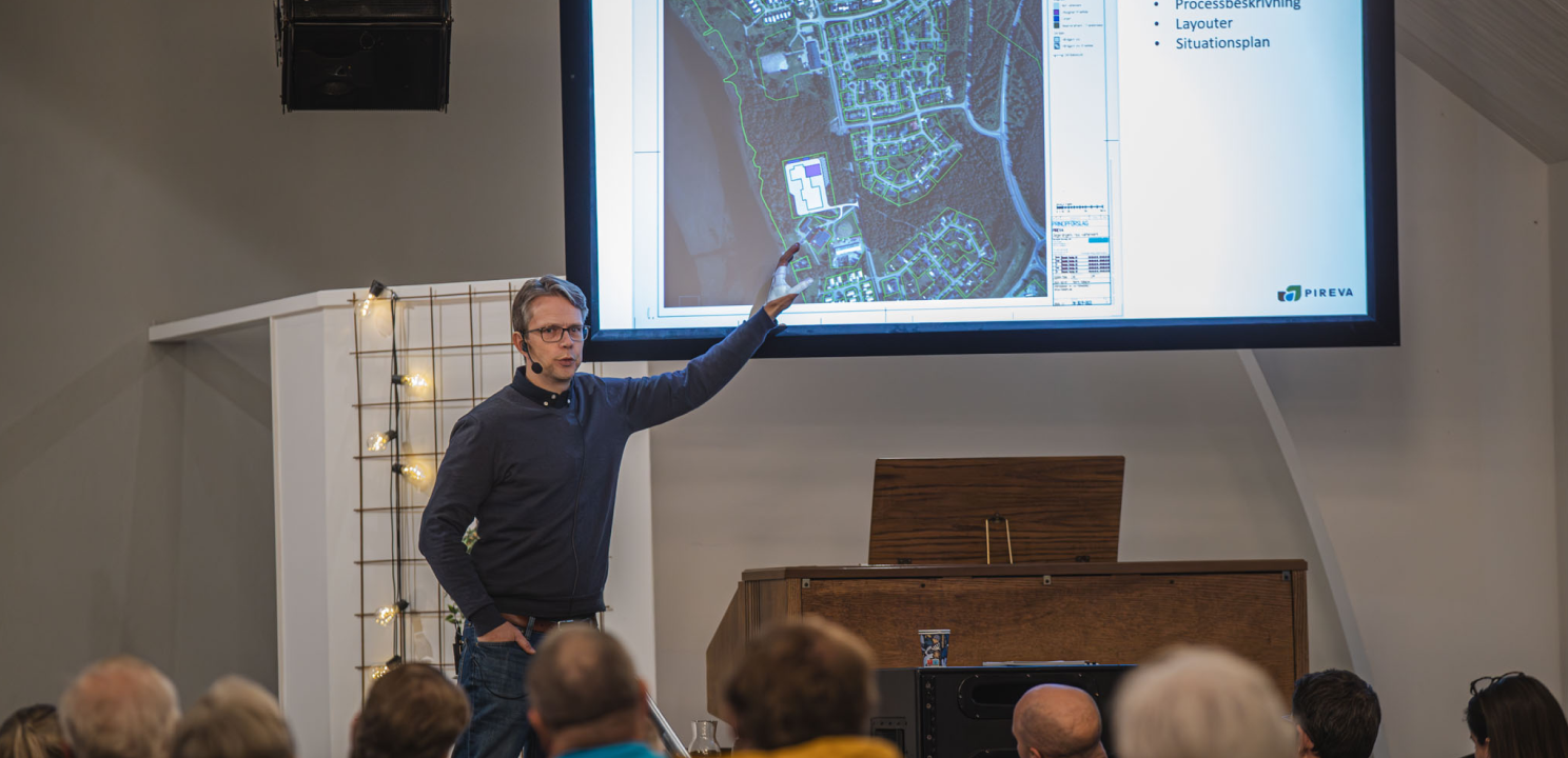 Frdrik Bellander framf&ouml;r en projektorsk&auml;rm som visar det nya vattenverkets placering.