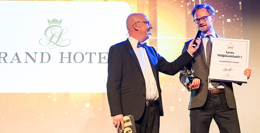 Oscar Petersson på Grand Hotel i Lund tar emot utmärkelsen Årets Miljöinitiativ.  Foto: Svenska Möten 