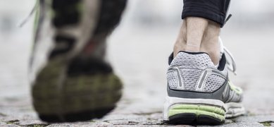 Närbild på joggares fötter i rörelse