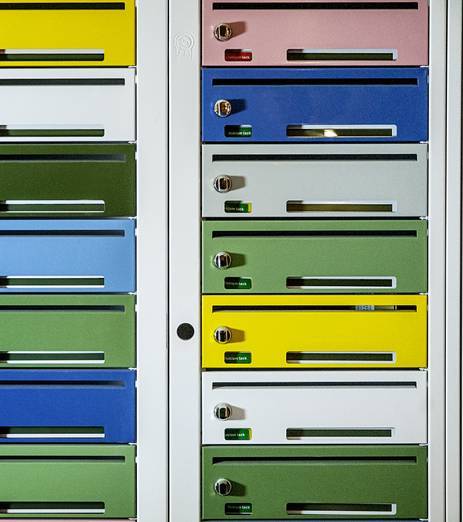 Färgglada postlådor pryder entrén i Tensta Torn