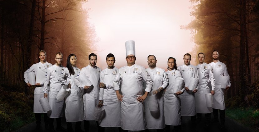 Kocklandslaget. Lagledare Fredrik Andersson i mitten, och Frida Bäcke, nummer fyra från höger. Deras varmrätt bestod av stekt ankbröst med champinjon fylld med anklår och anklever. Serverades med kålpudding, kålrotspuré, svartvinbärskräm samt anksky. 