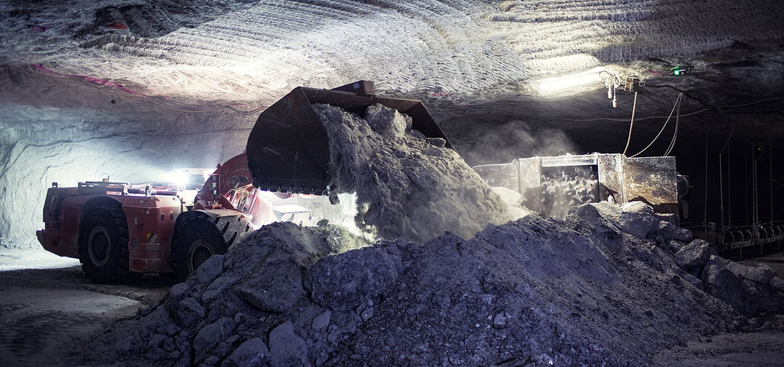 W niektórych częściach kopalni Heibronn nadal stosowane są roboty strzałowe. Ładowarka firmy Sandvik przewozi urobioną w ten sposób sól kamienną do kruszarki.
