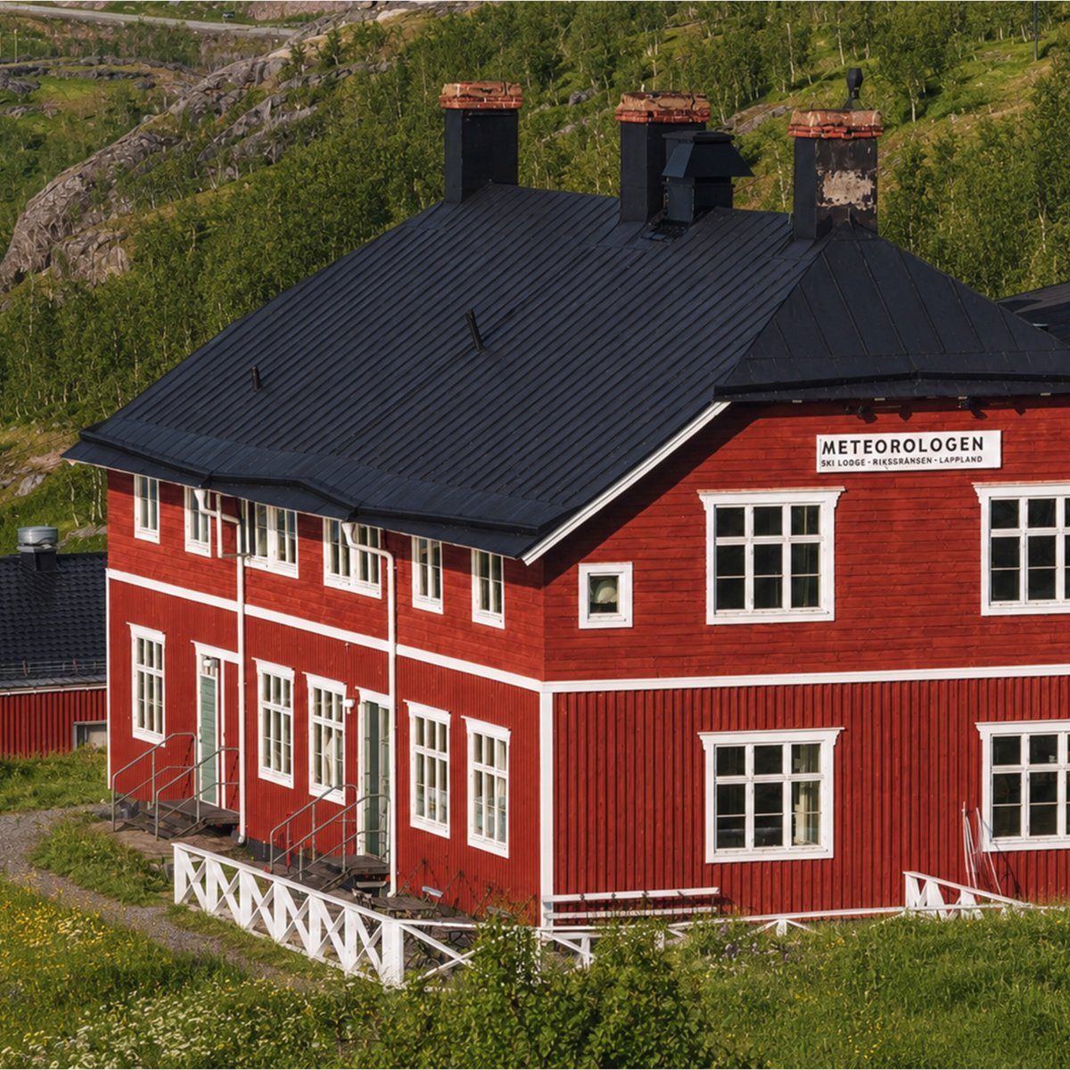 Meteorologen Summer Lodge en gr&ouml;nskande och solig dag