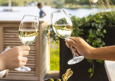 Vinglas som skålar på uteterassen