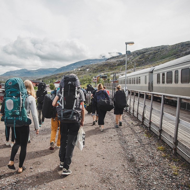 m&auml;nniskor g&aring;r p&aring; perrongen i Riksgr&auml;nsen bredvid ett stannat t&aring;g