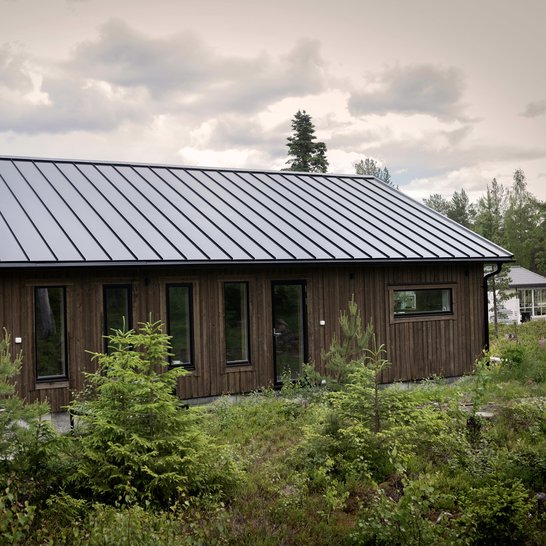 Fritidshus med klickfals-tak