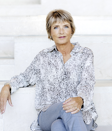 Hanne-Vibeke Holst belyser samhällsfrågor med gastkramande spänning