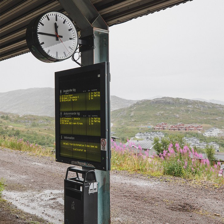 t&aring;gskylt med avg&aring;ngstider p&aring; Riksgr&auml;nsen station
