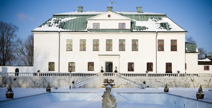 Sommartid bussas hundratals besökare in från Stockholm till poolfester och slottets julmarknad drar flera tusen personer. 