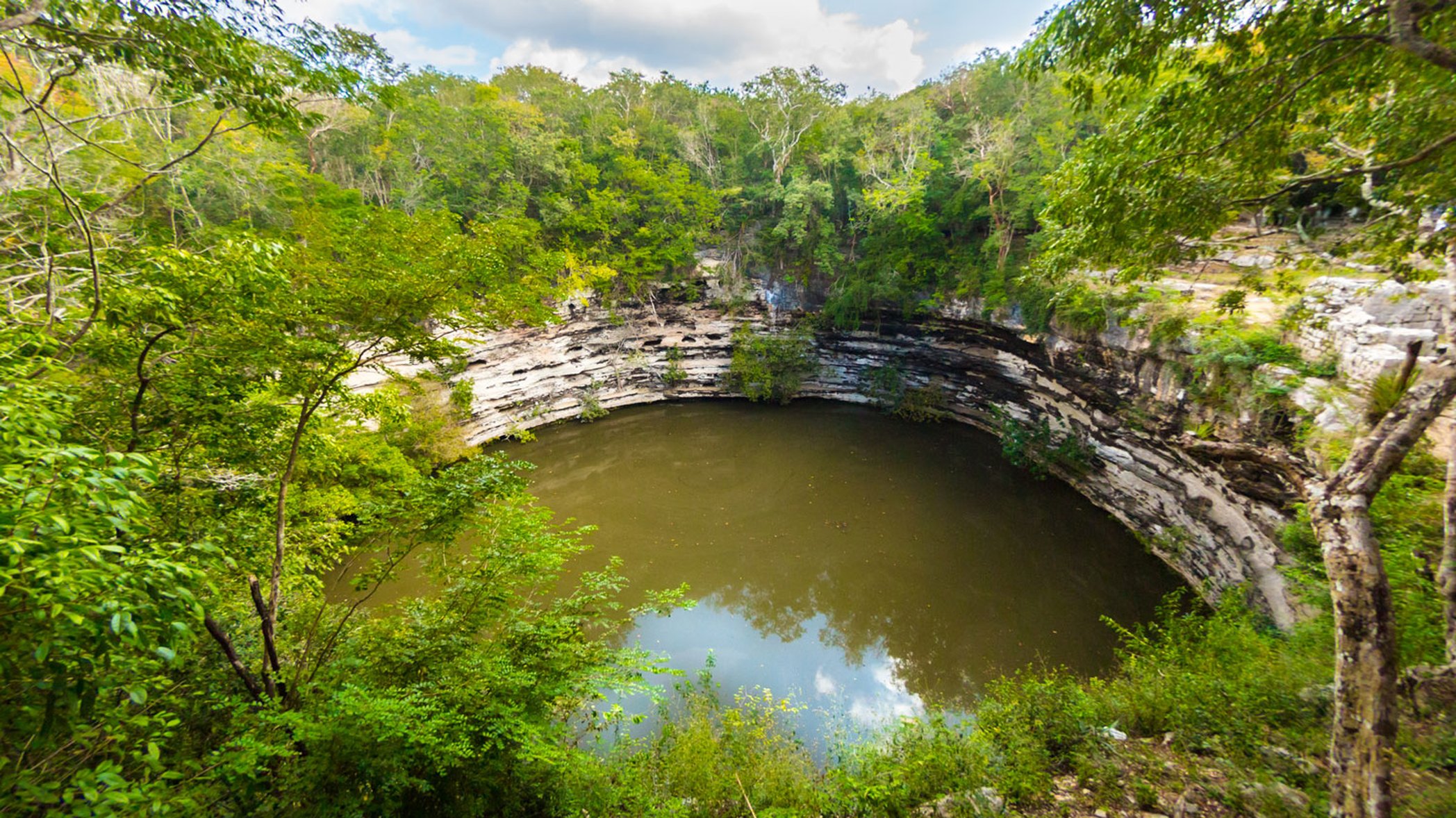 Den heliga cenoten, eller sjunkhålet, i Chichén Itzá visade sig innehålla mänskliga kvarlevor. Här har man också offrat värdefulla föremål. FOTO: istockphoto