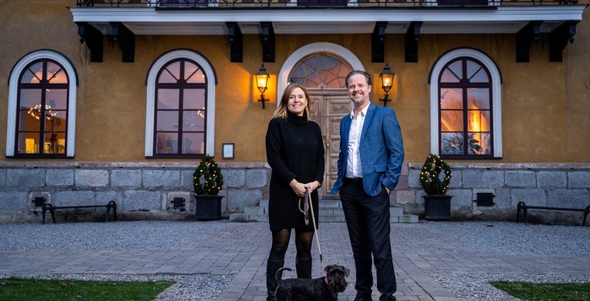 Vanja Vilbern, Chief Commercial Officer på Stockholm Meeting Selection tillsammans med samarbetspartnern för rekryteringar, Niclas Ingwall, grundare och vd för Growisit, vid den ståtliga entrén till Ulfsunda Slott, Stockholm.   Foto: Simon Hastegård/Bildbyrån 