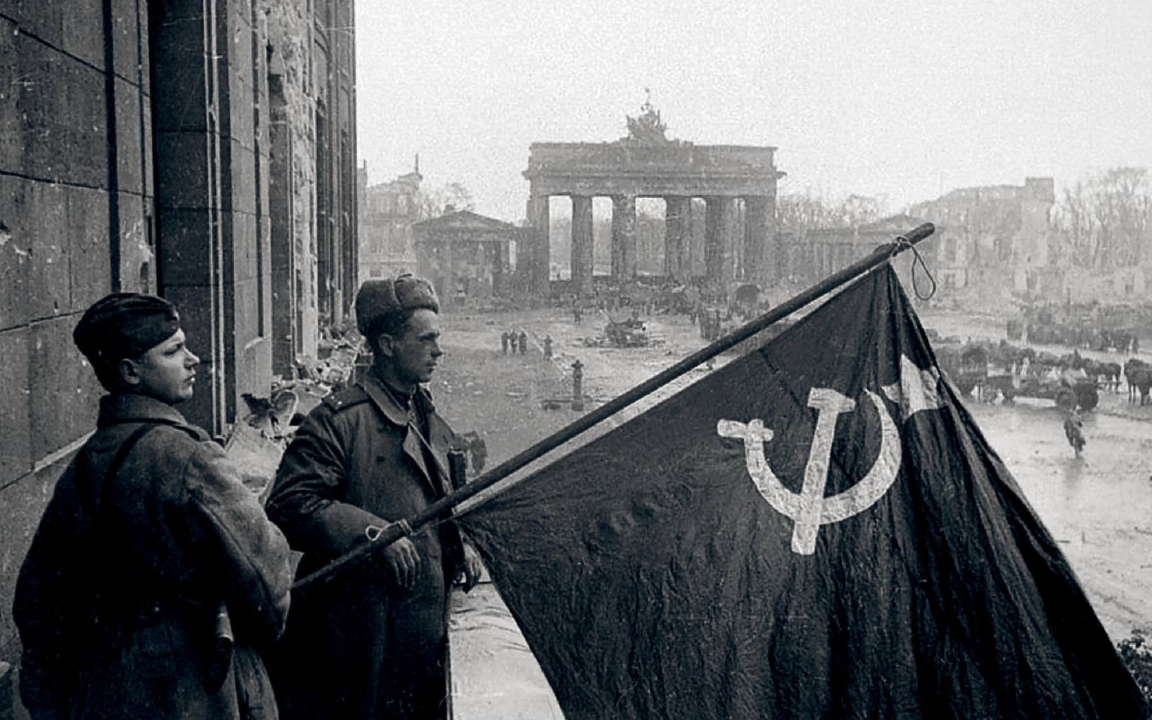 Russian soldiers at the Brandenburg Gate.